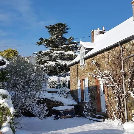 Holiday home Maison De Charme Avec Jardin A Dahouet *